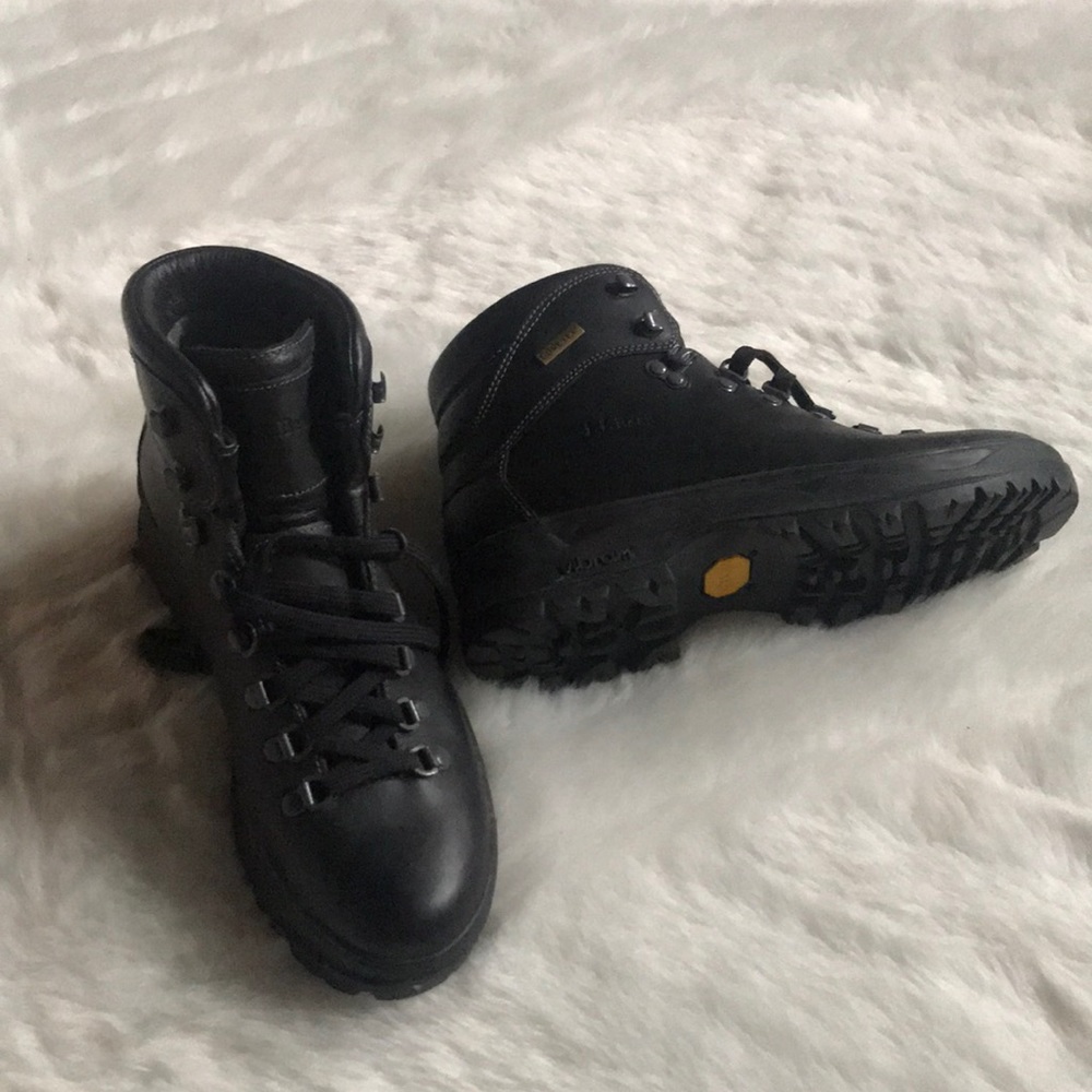 Black winter boots